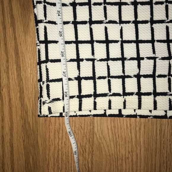 Nice black and white fitted dress size small. - Picture 4 of 6